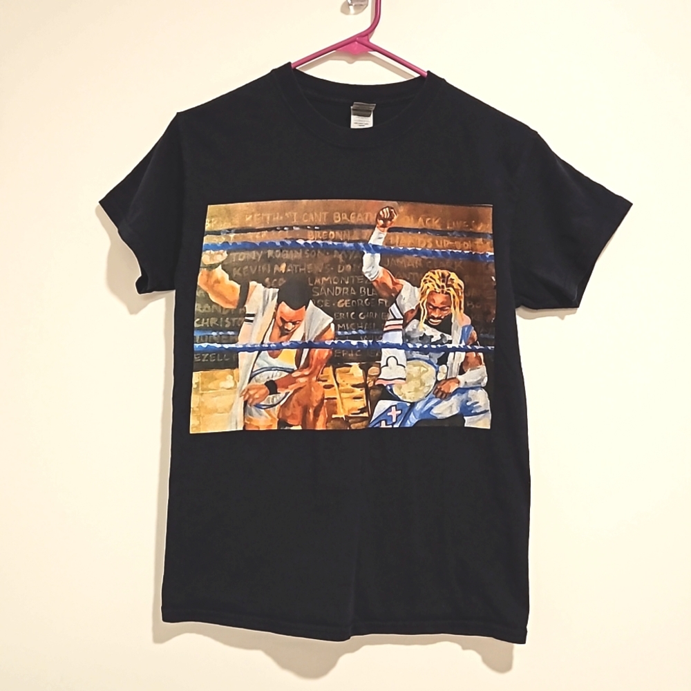 2 men on bended knee graphic tee black short sleeve Small